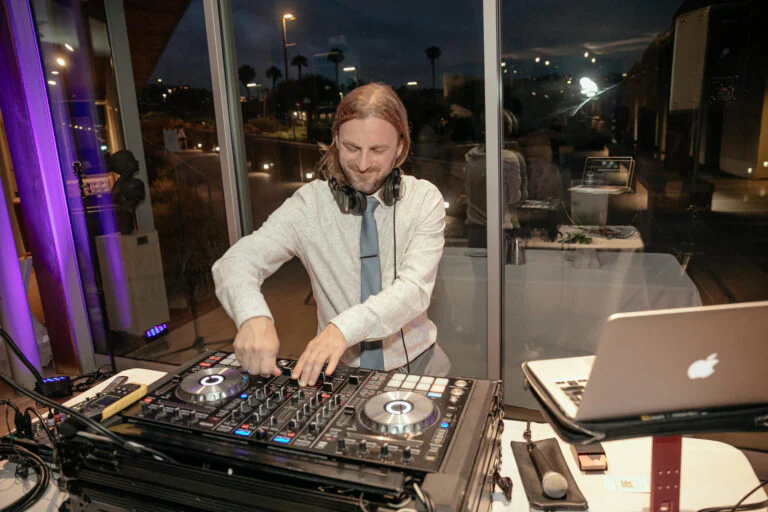 How Do DJs Handle Requests from Guests Without Interrupting the Flow? How Do DJs Handle Requests from Guests Without Interrupting the Flow?